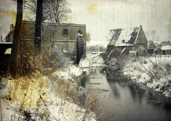 Die beschädigte Wassermühle des Schlosses im Schnee, Chaulnes, Somme, Frankreich, 1917